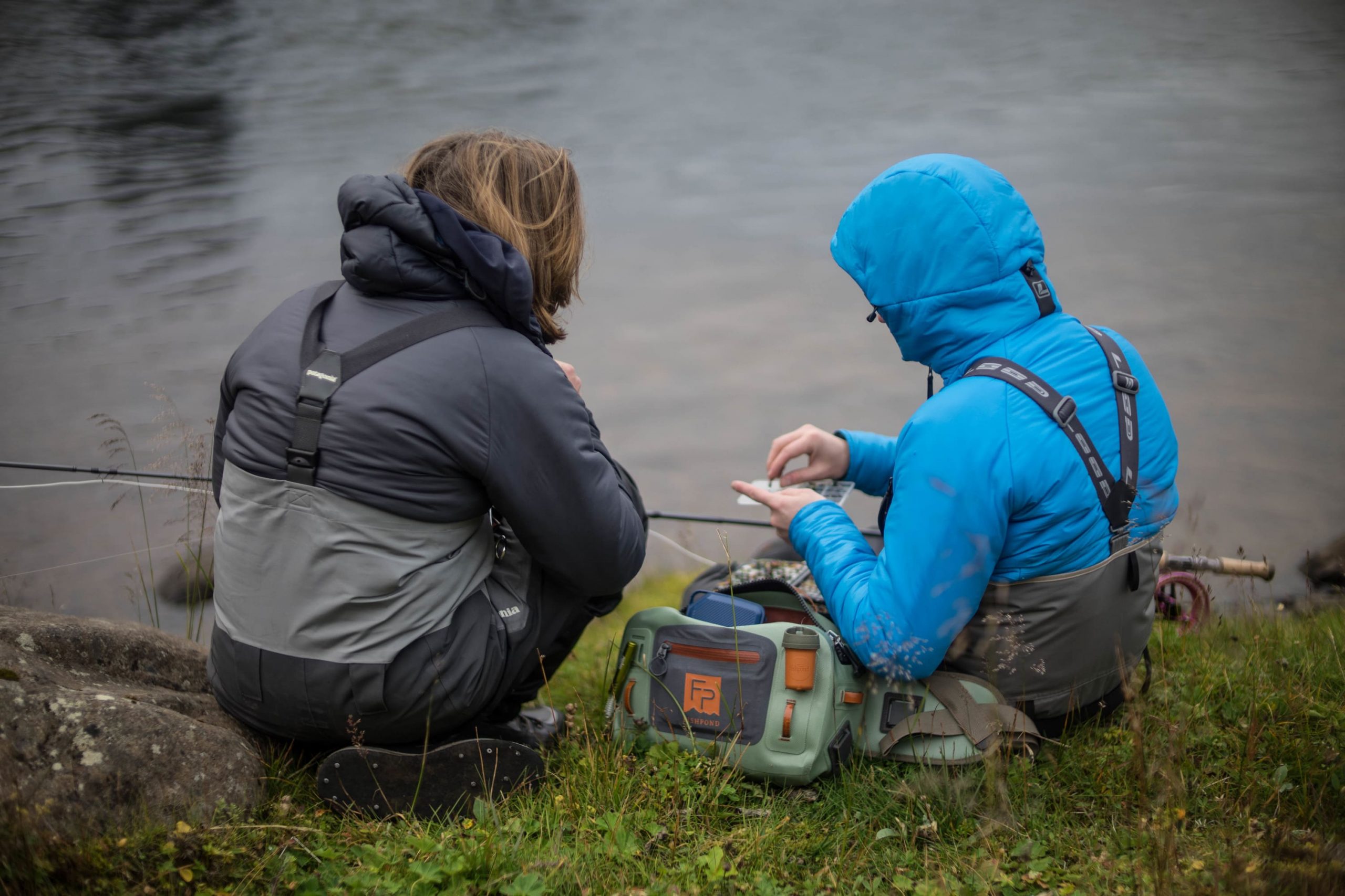 Fishpond vatnsheld mittistaska - veiðimenn á árbabakkanum